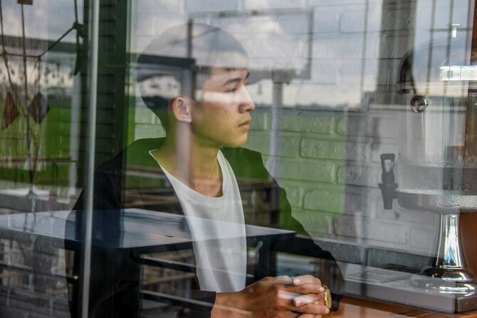 Persoonlijkheidsstoornis Jonge man staart uit het raam Pexels rechtenvrij