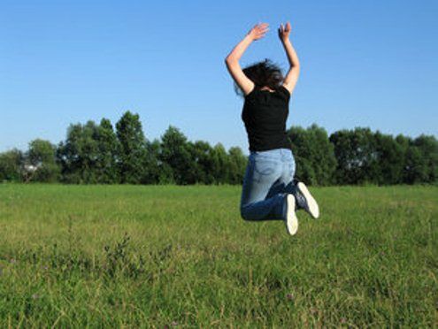 zelfvertrouwen springend persoon in gras
