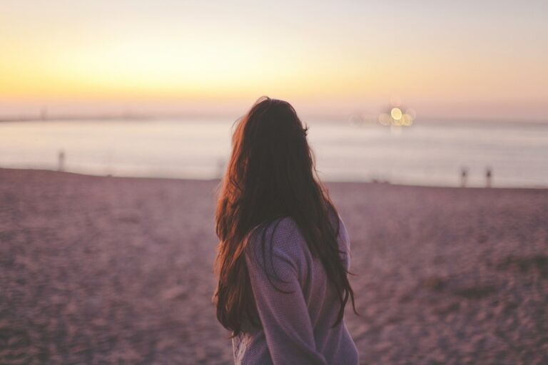 Jonge vrouw strand rug Pexels