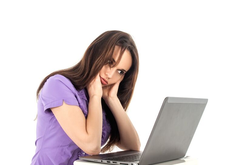 Jonge vrouw laptop werkdruk stress Pixabay