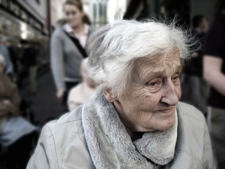 Oudere vrouw dementie