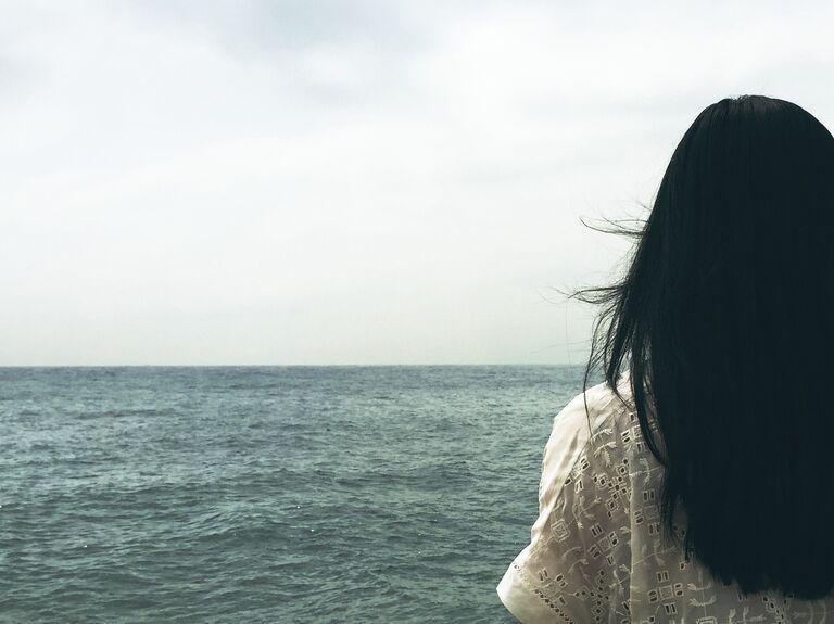 Vrouw kijkt uit over de zee Pixabay