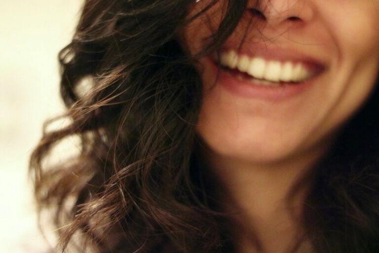 Vrouw close-up lachend Pexels