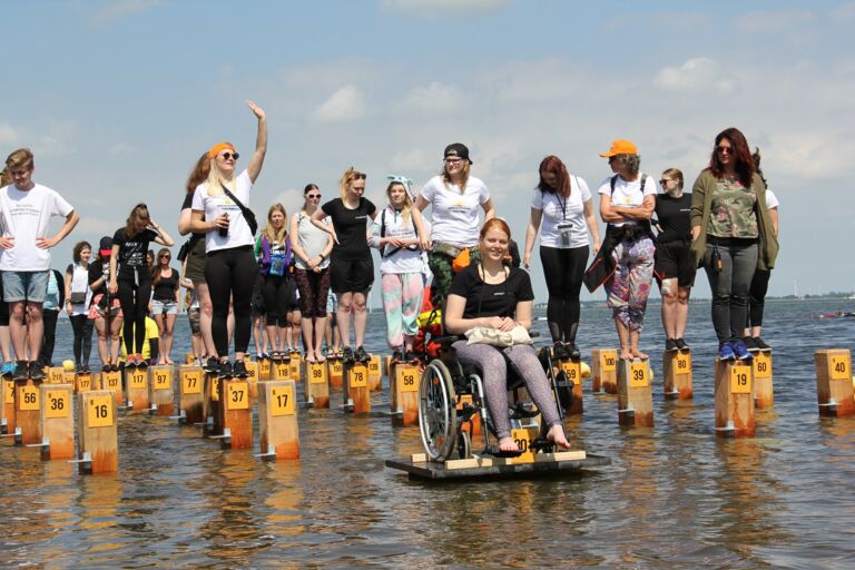 LMS Foto deel van de deelnemers op palen inclusief rolstoel